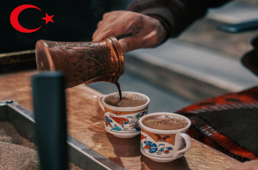 La culture turque du café : Un mélange de tradition et de chaînes mondiales